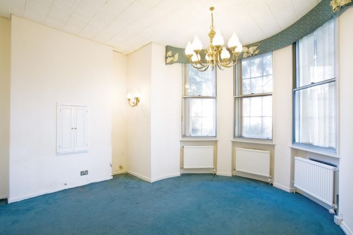 1 Central Rd, Morden to rent - Interior Photo - Image 2 of 6