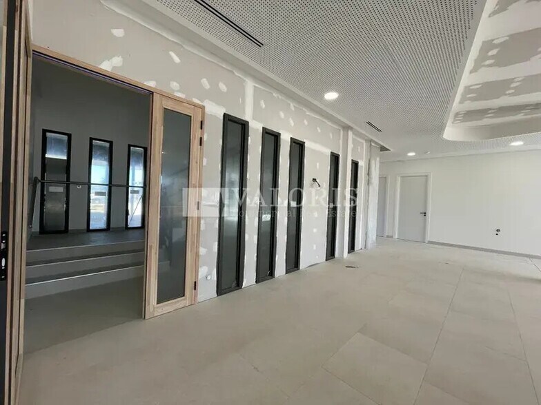 Office in Genas to rent - Building Photo - Image 2 of 14