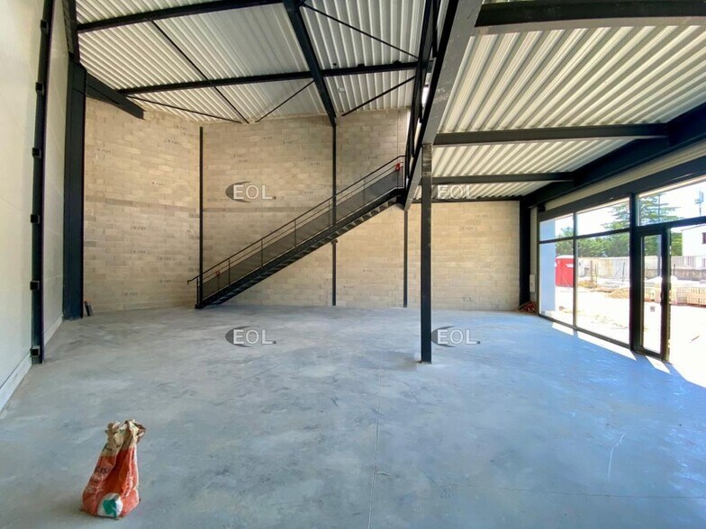 Light Industrial in Roquevaire to rent - Building Photo - Image 3 of 4