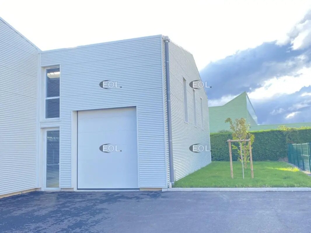 Light Industrial in Chassieu to rent Building Photo- Image 1 of 11