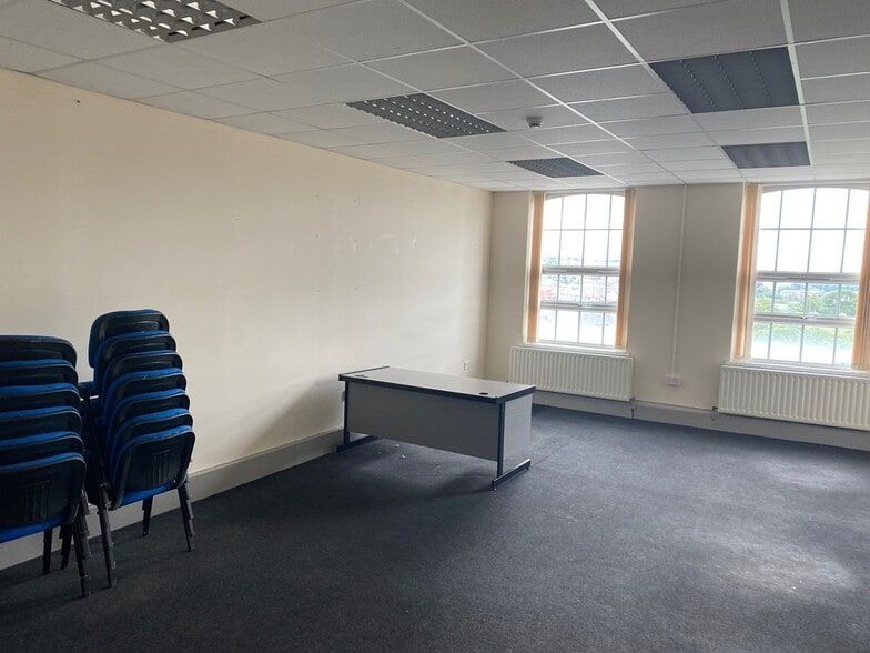 Glendermott Rd, Londonderry to rent - Interior Photo - Image 3 of 3