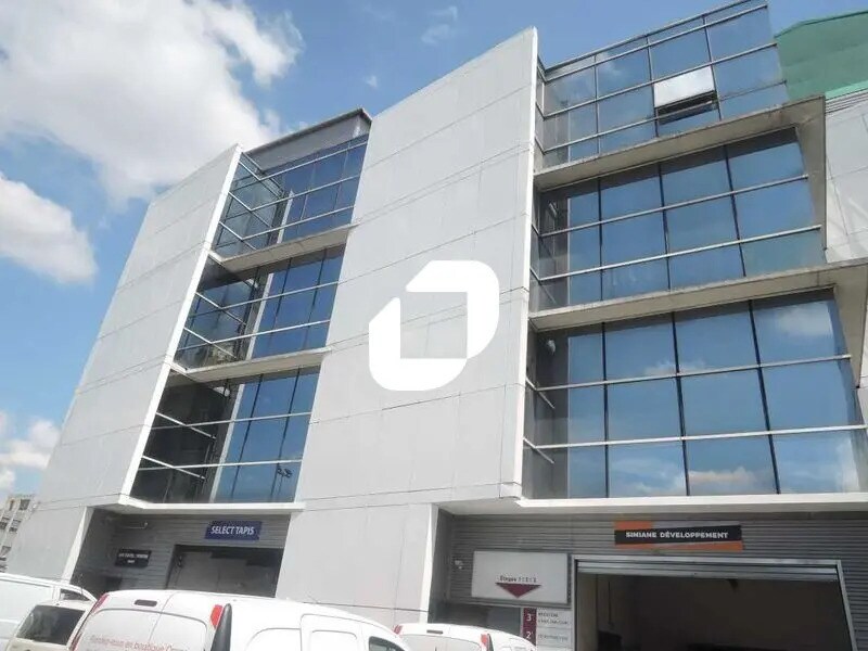 Light Industrial in Saint-Denis to rent Building Photo- Image 1 of 17