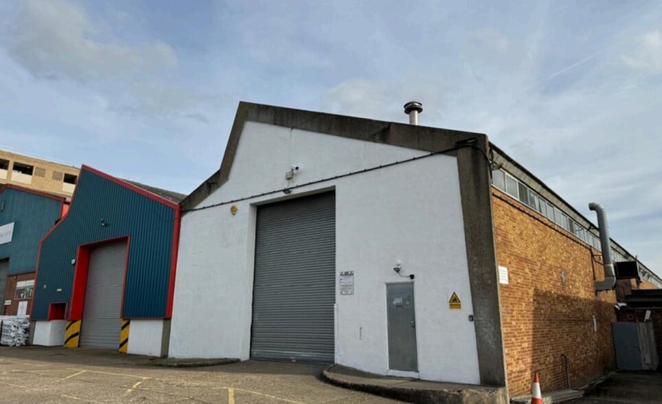 15-23 Greenhill Crescent, Watford to rent - Primary Photo - Image 2 of 3