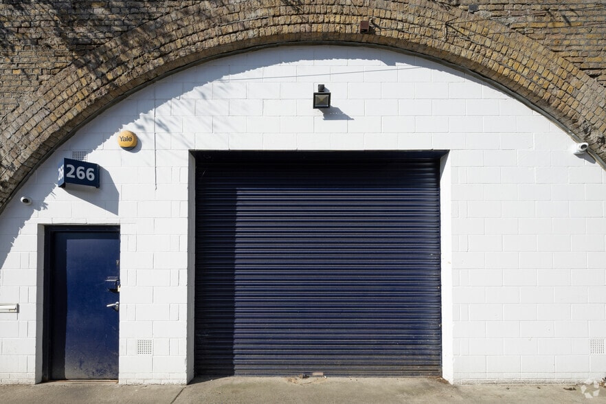 Lancaster Rd, London to rent - Building Photo - Image 2 of 3