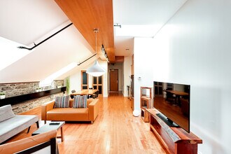 1312 Rue Sainte-Catherine O, Montréal, QC to rent Building Photo- Image 2 of 4