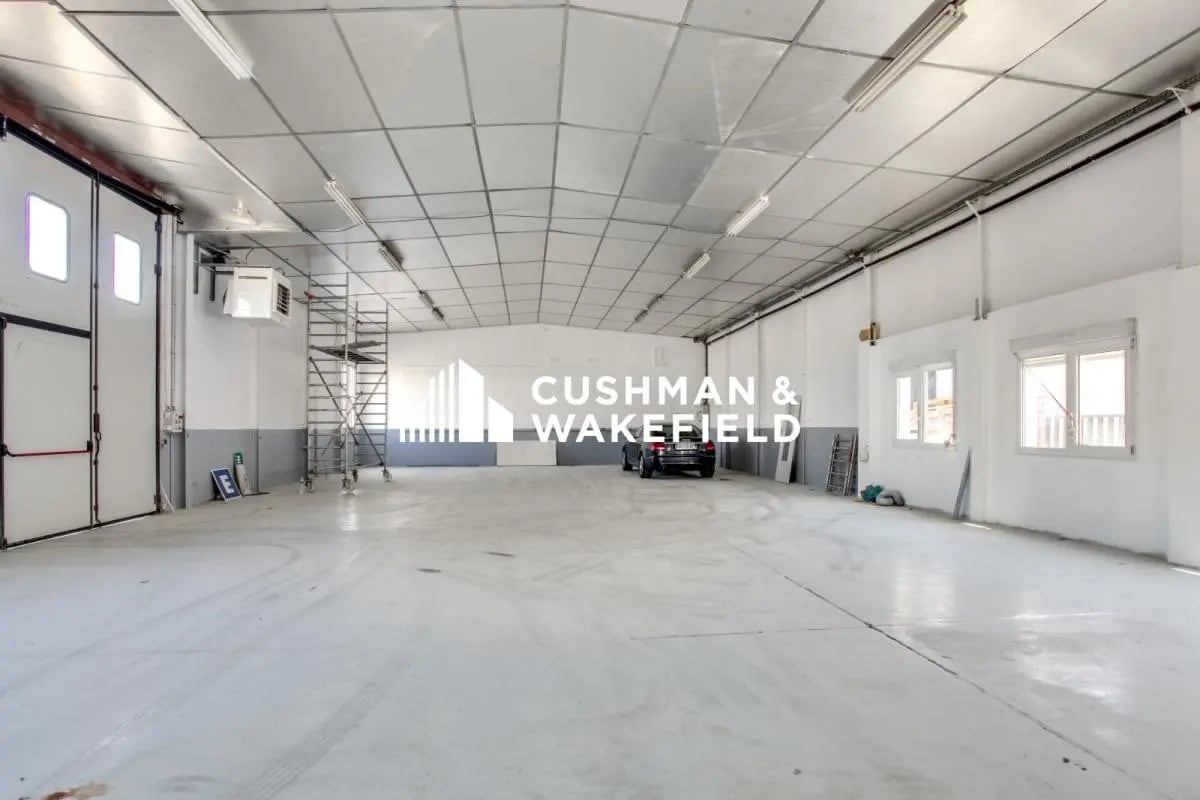 Light Industrial in Décines-Charpieu to rent Building Photo- Image 1 of 4
