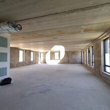 Office in Versailles to rent Interior Photo- Image 1 of 3