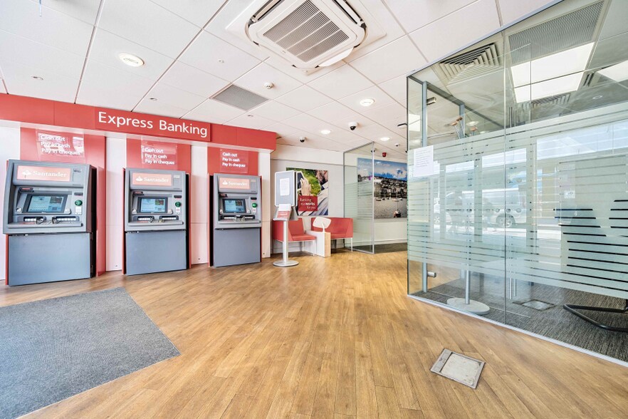 13 Market St, Falmouth to rent - Interior Photo - Image 3 of 6