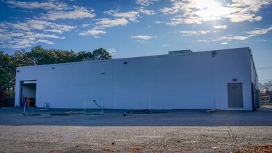 611 Sunrise Hwy W, Patchogue, NY for rent Building Photo- Image 2 of 4