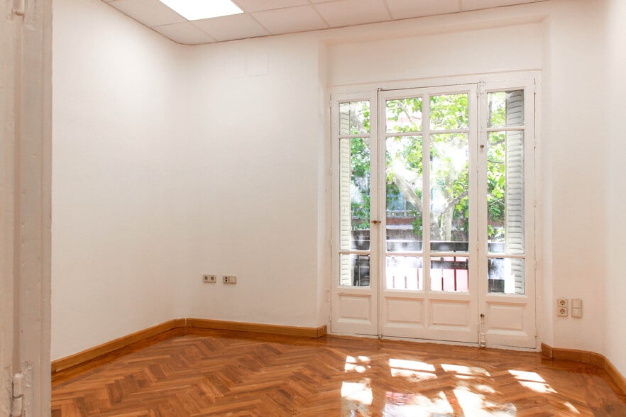 Office in Madrid, Madrid to rent - Building Photo - Image 2 of 18