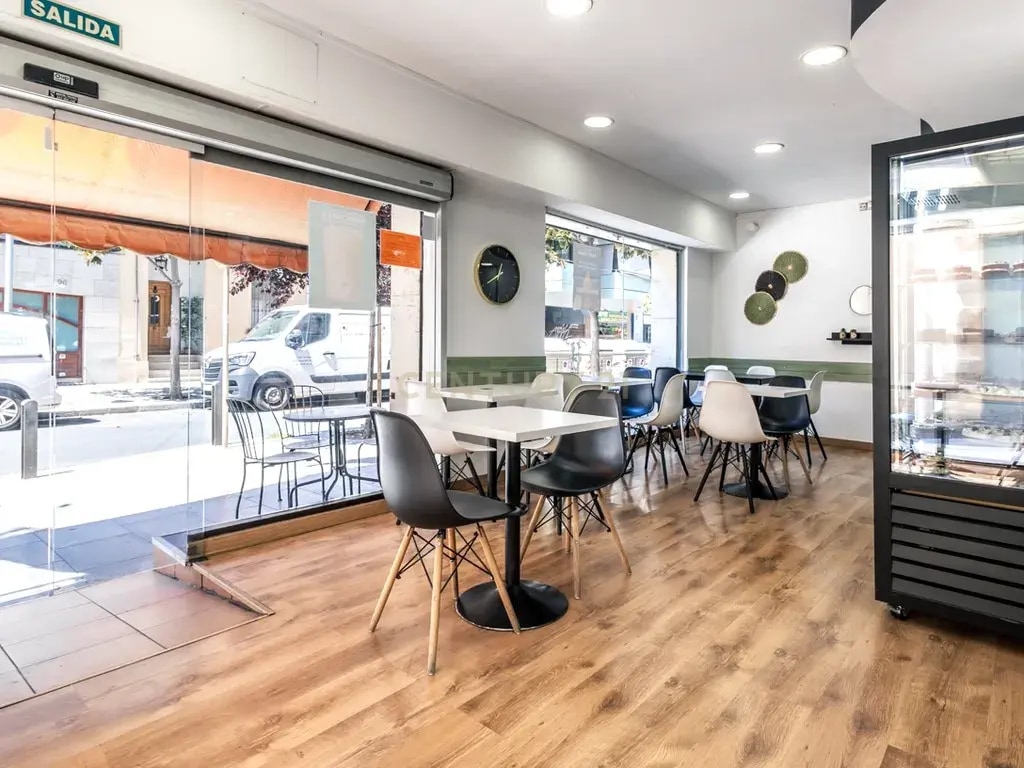 Retail in Cornellà de Llobregat, Barcelona to rent Interior Photo- Image 1 of 16