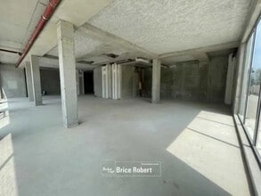 Retail in Bron to rent Interior Photo- Image 1 of 4