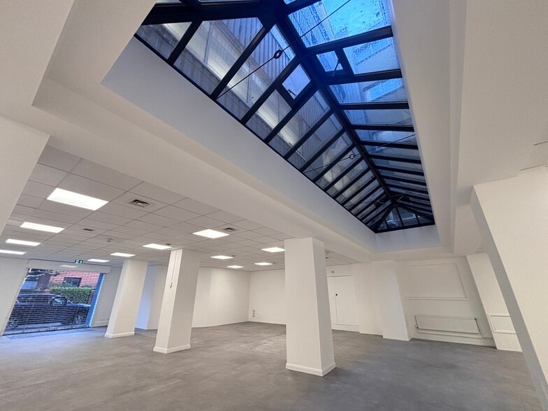 13 Queen Sq, Bristol to rent - Building Photo - Image 3 of 9
