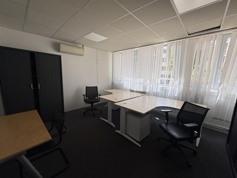 Retail in Marseille to rent - Interior Photo - Image 3 of 8