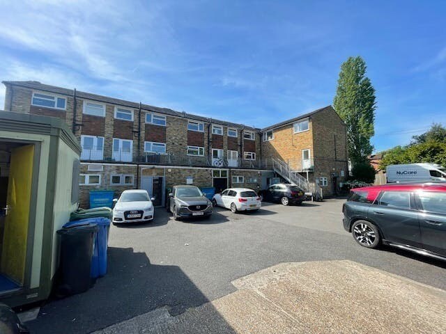 192 Dukes Ride, Crowthorne to rent - Building Photo - Image 2 of 3