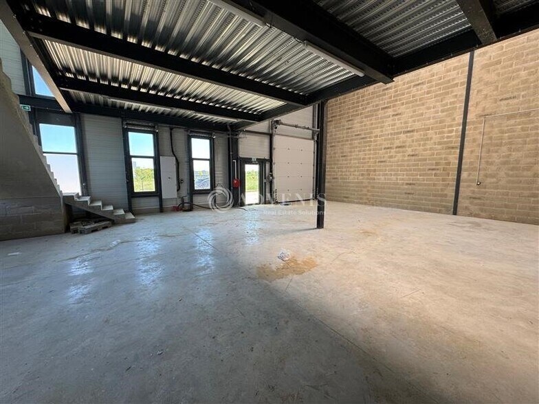 Light Industrial in Serris to rent - Building Photo - Image 2 of 6