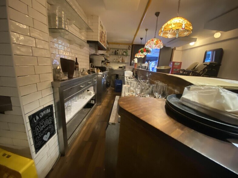 Retail in Barcelona, Barcelona to rent - Interior Photo - Image 2 of 8
