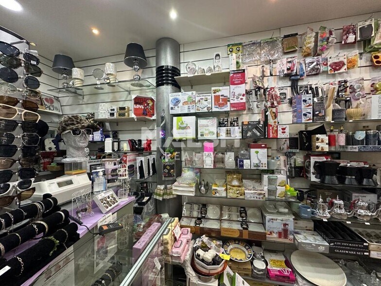 Retail in Lyon to rent - Interior Photo - Image 3 of 3