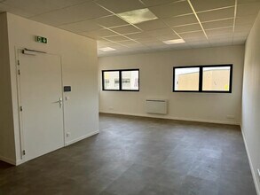 5 Rue Clément Ader, Saint-Pierre-du-Perray to rent Interior Photo- Image 2 of 12