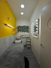 Retail in Madrid, Madrid to rent Interior Photo- Image 2 of 2