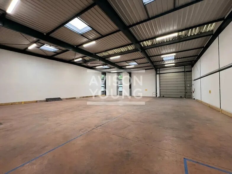 Light Industrial in Villepinte to rent - Interior Photo - Image 1 of 12