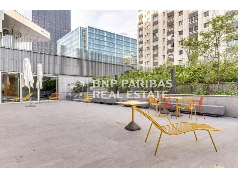 Office in Courbevoie to rent - Building Photo - Image 2 of 17