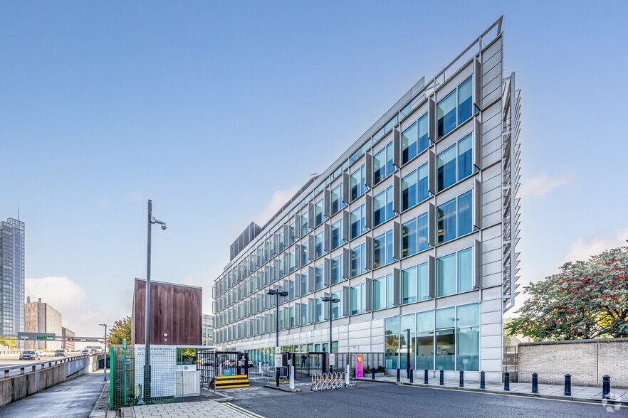 Wood Ln, London to rent - Building Photo - Image 3 of 12