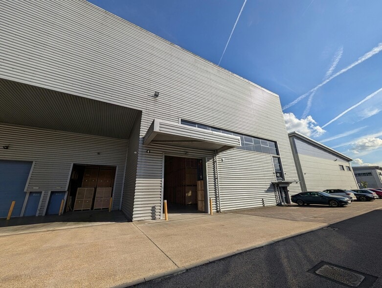 Avro Way, Weybridge to rent - Building Photo - Image 2 of 8