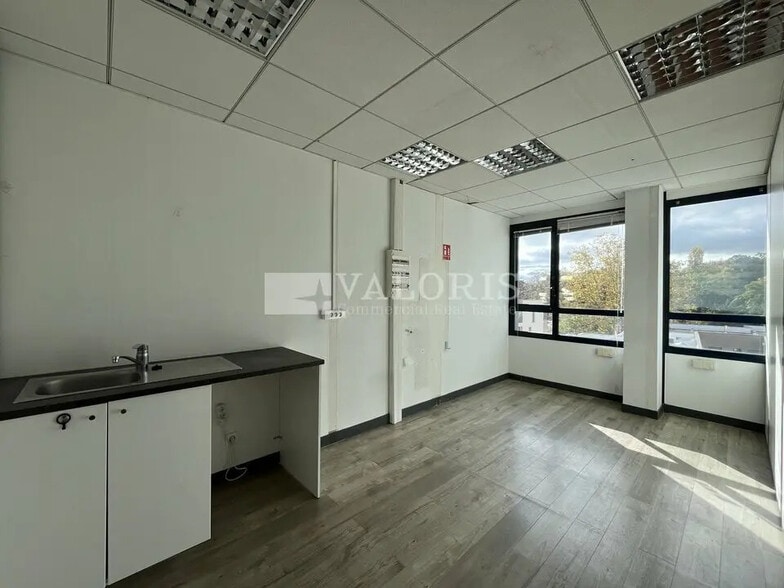 1 Chemin Jean-Marie Vianney, Écully to rent - Interior Photo - Image 3 of 7