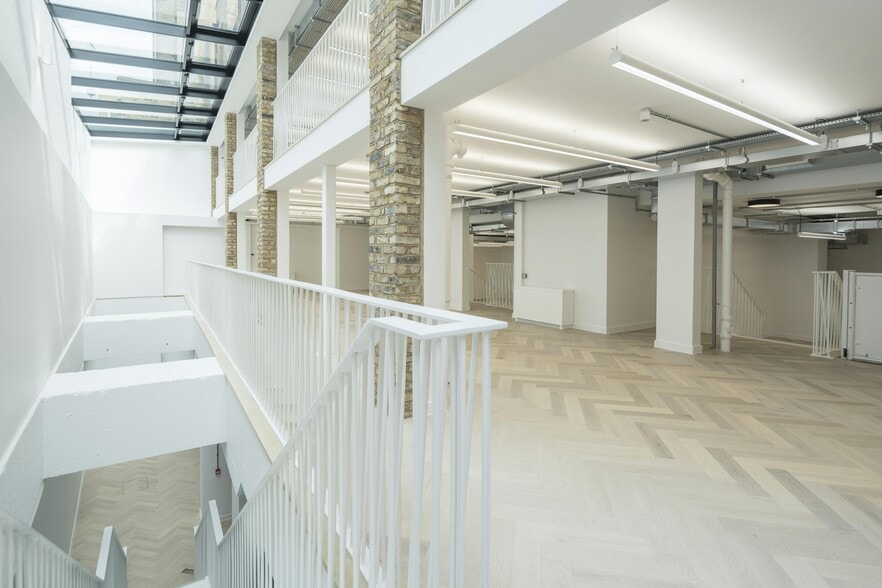 147 Whitecross St, London to rent - Interior Photo - Image 3 of 19