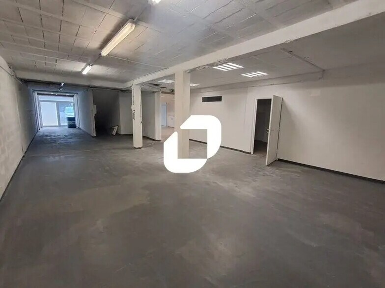 Light Industrial in Nanterre to rent - Interior Photo - Image 3 of 8