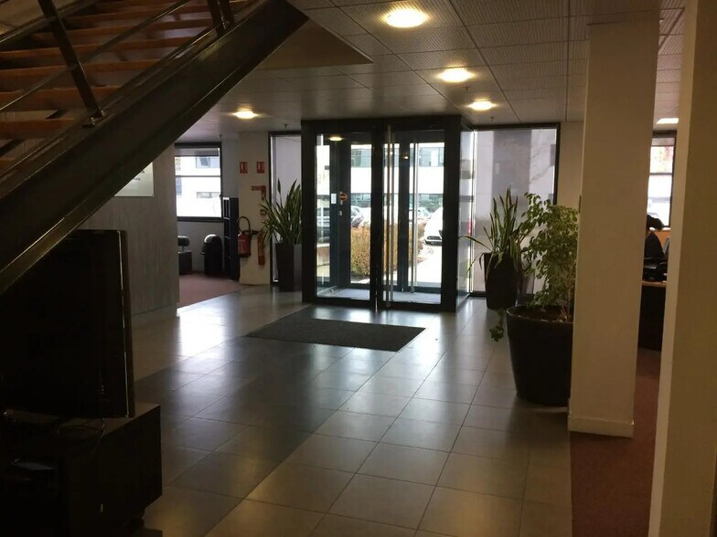 Office in Dijon to rent - Lobby - Image 3 of 25