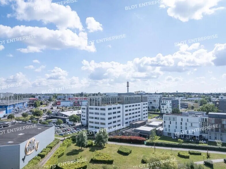 Office in Saint-Herblain to rent - Aerial - Image 2 of 15