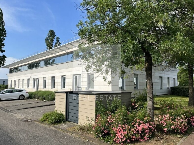 5 Rue Edison, Bron to rent - Building Photo - Image 2 of 9