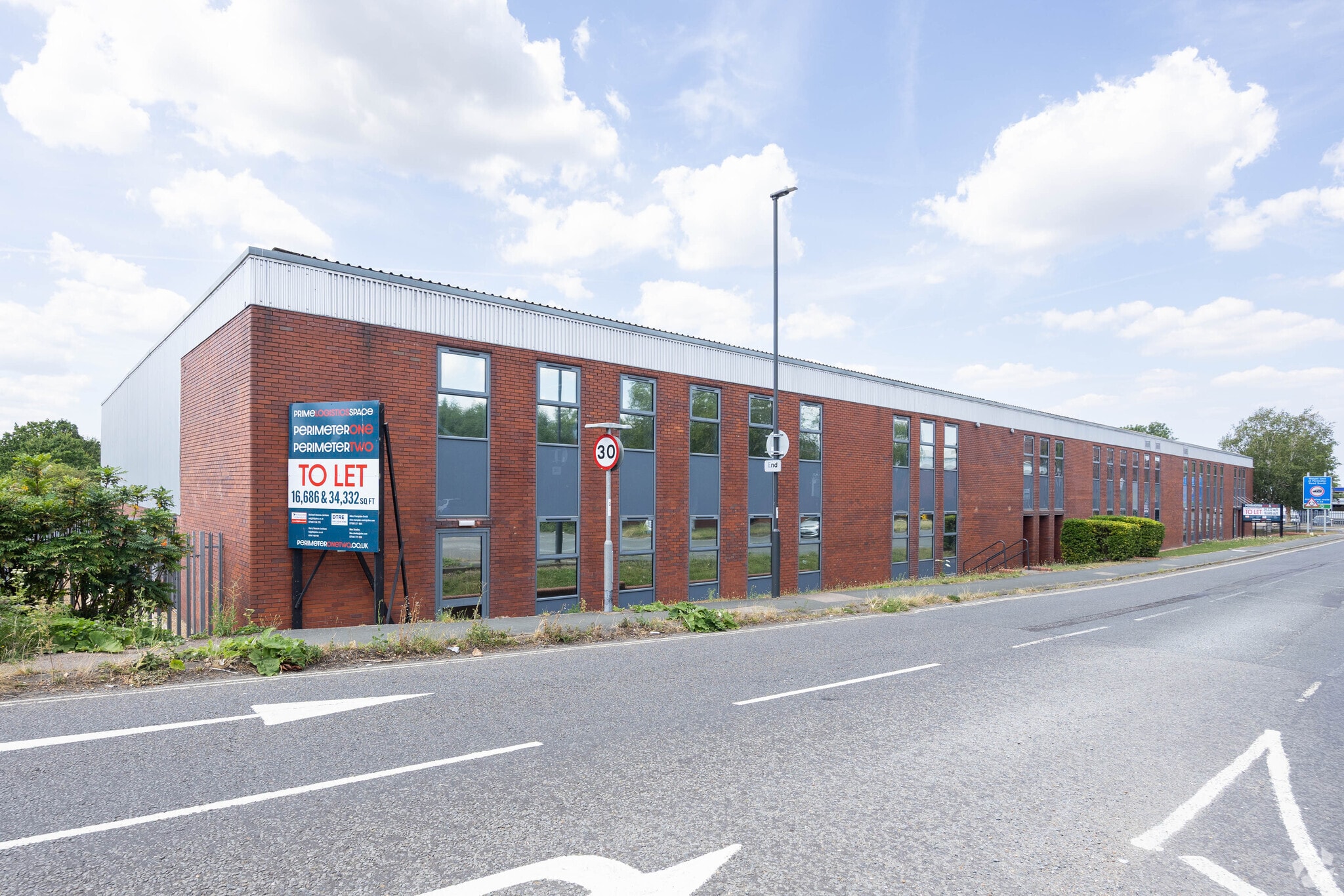 Old Brighton Rd, Lowfield Heath to rent Primary Photo- Image 1 of 7