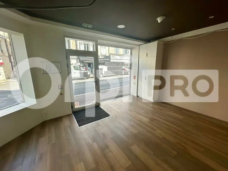Retail in Melun to rent Interior Photo- Image 1 of 6
