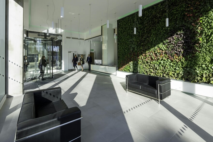 St Georges Sq, New Malden to rent - Building Photo - Image 3 of 20