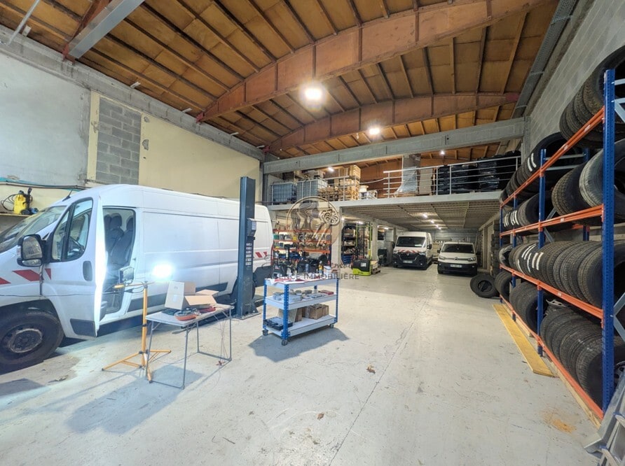 25 Rue Du Lyonnais, Saint-Priest, RHO 69800 - Unit 2 -  - Interior Photo - Image 2 of 4