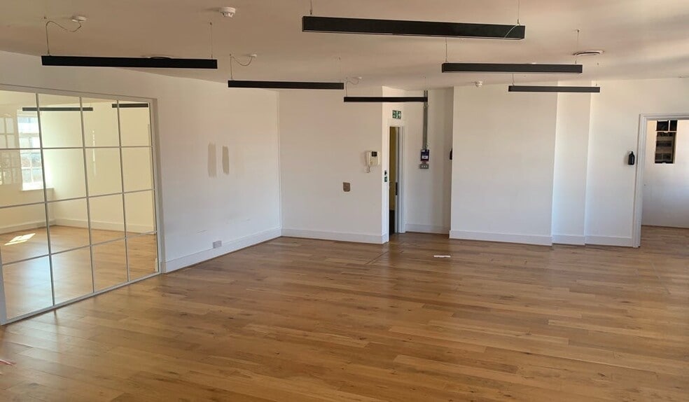 465 Brixton Rd, London to rent - Interior Photo - Image 1 of 3