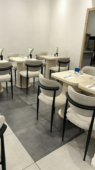 Retail in Paris to rent - Building Photo - Image 2 of 6