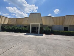 513-523 NW Enterprise Dr, Port Saint Lucie, FL for sale Building Photo- Image 1 of 1