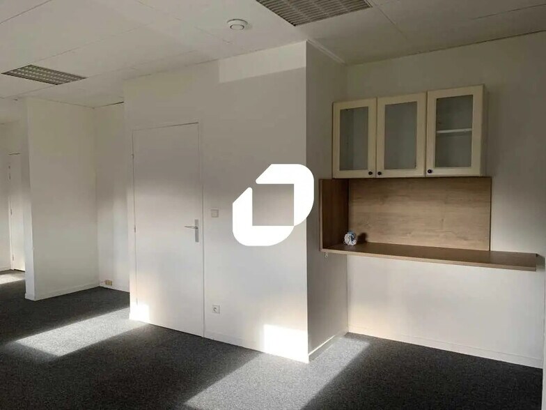Office in Saint-Germain-en-Laye to rent - Interior Photo - Image 3 of 9