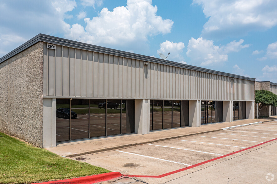 1201 W Carrier Pkwy, Grand Prairie, TX for rent - Building Photo - Image 1 of 17