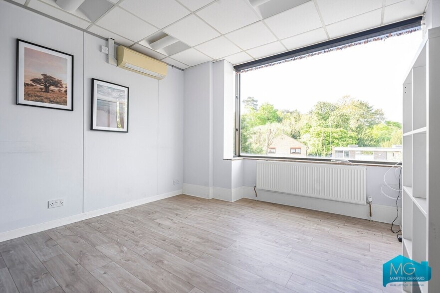 Arcadia Ave, London to rent - Interior Photo - Image 2 of 13