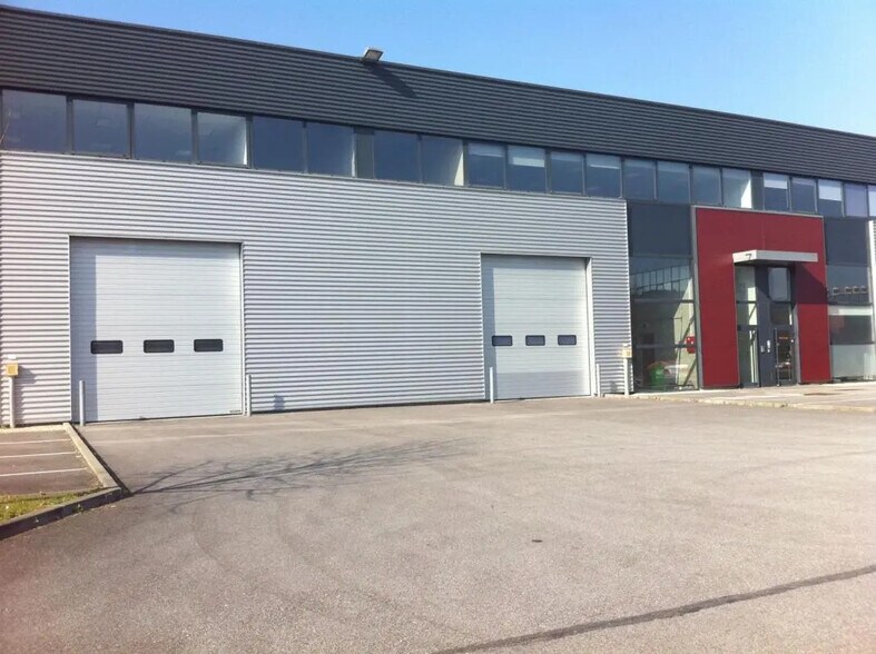 Light Industrial in Élancourt to rent - Building Photo - Image 2 of 4