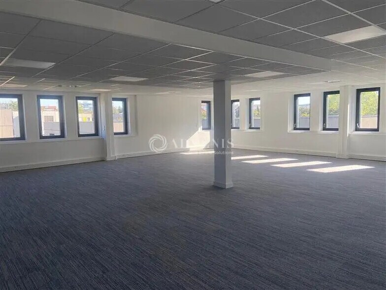 Office in Vénissieux to rent - Building Photo - Image 3 of 5