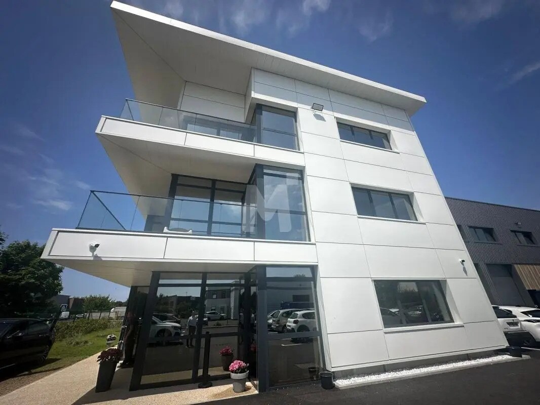 Light Industrial in Saint-Pierre-du-Perray for sale Building Photo- Image 1 of 25