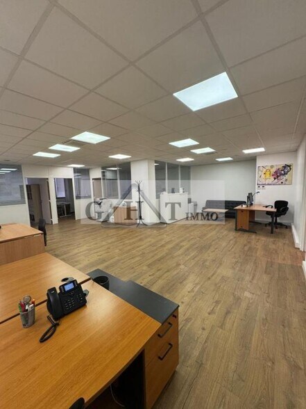 Office in Maisons-Alfort to rent - Interior Photo - Image 3 of 8