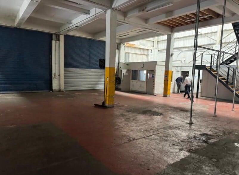 Mosley Rd, Manchester to rent - Building Photo - Image 3 of 7