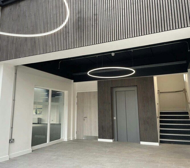 3 The Lakes, Northampton to rent - Building Photo - Image 3 of 8